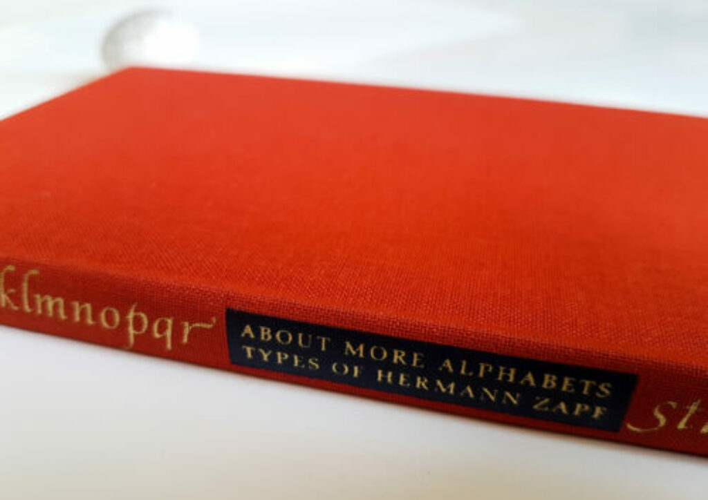 About more alphabets. Types of Hermann Zapf / Jerry Kelly – recenzja książki